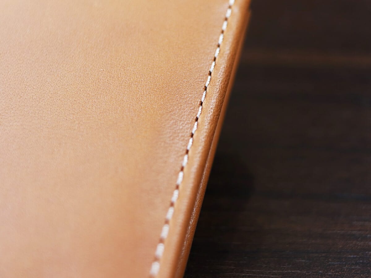 Coin Wallet（コインウォレット）小銭入れ付き薄型二つ折り財布 bellroy（ベルロイ）財布レビュー 外装デザインとレザーの質感4