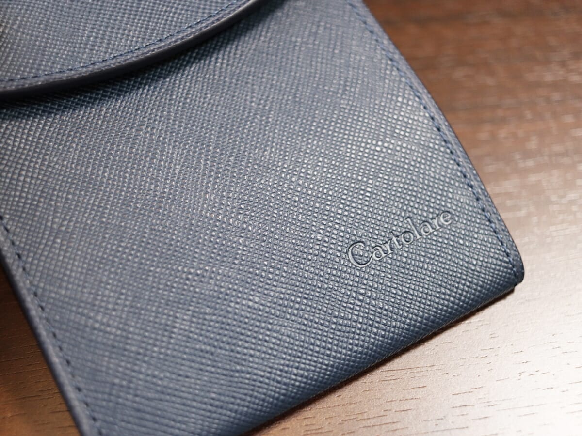 薄い二つ折り財布 フラットウォレット Cartolare カルトラーレ 財布レビュー 外装デザイン レザーの質感4