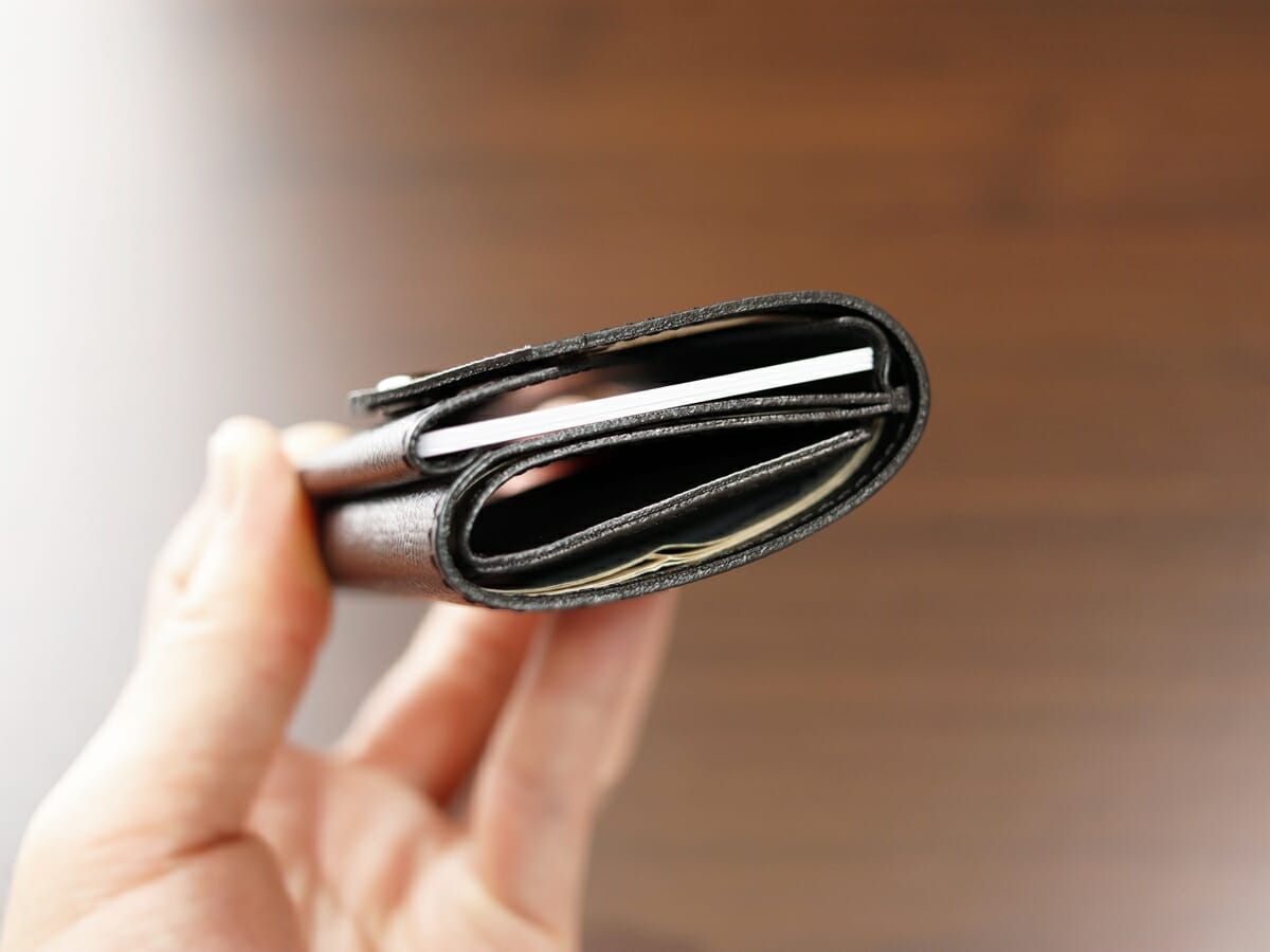小さい財布 abrAsus メンズ アブラサス SUPERCLASSIC スーパークラシック 極小 三つ折り財布 レビュー 現金収納後の財布のサイズ感2
