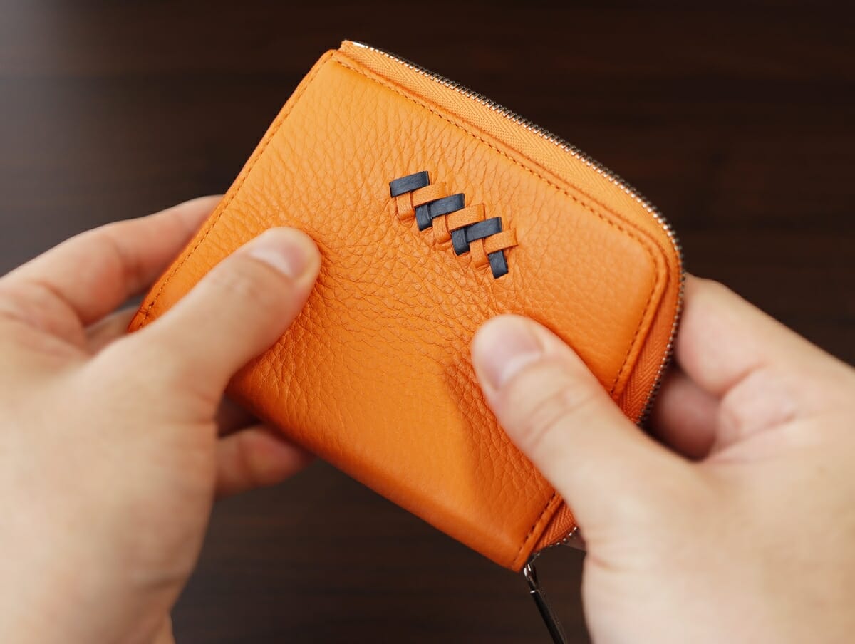リーヴァ Lファスナーマルチ財布 セッカ（オレンジ）SOLSOMARE（ソルソマーレ）財布レビュー 財布全体の硬さ柔軟性