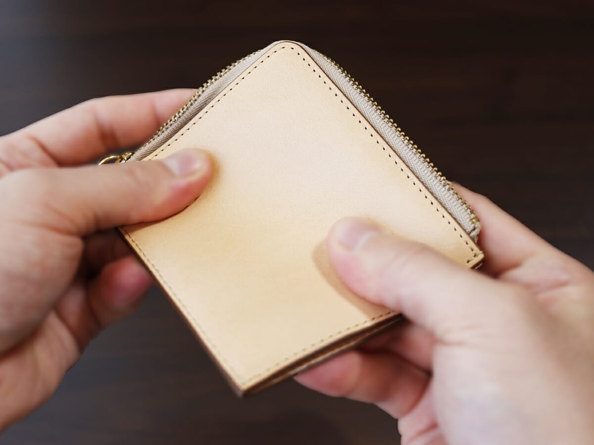 イタリア産ヌメ革 L字財布 MUJI 無印良品 財布レビュー 外装 デザイン レザーの質感 財布の硬さ1-2