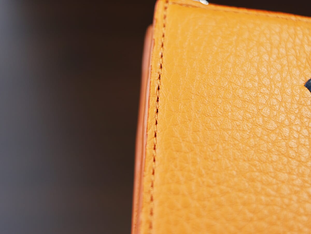 リーヴァ Lファスナーマルチ財布 セッカ（オレンジ）SOLSOMARE（ソルソマーレ）財布レビュー 仕立て ステッチ