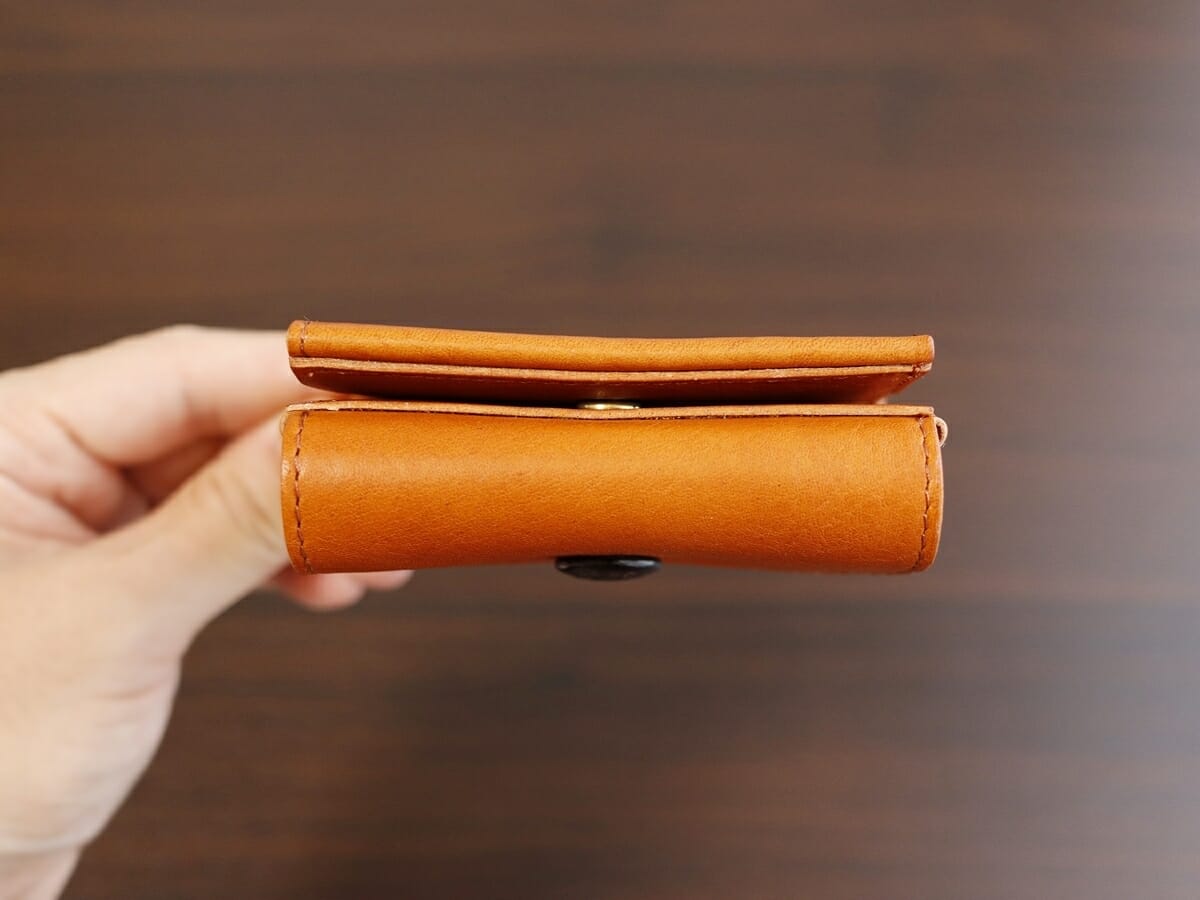 BEERBELLY ビアベリー HATCHBACK ハッチバック 二つ折り財布 コンパクト財布 レビュー 外装デザイン 牛革 質感 仕立て3