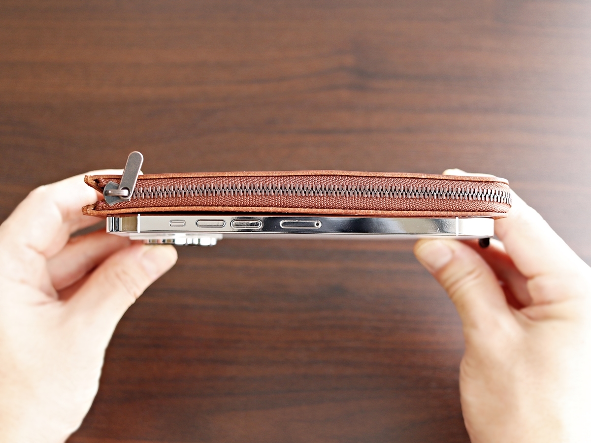 小さな薄い長財布 Hitoe L-zip L -Liscio- SYRINX（シュリンクス）財布レビュー 財布の厚みとサイズ感をスマホと比較3