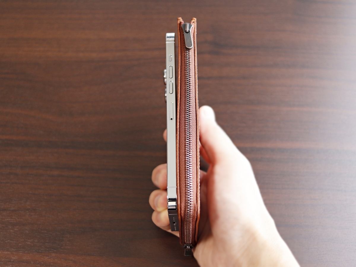 小さな薄い長財布 Hitoe L-zip L -Liscio- SYRINX（シュリンクス）財布レビュー 財布の厚みとサイズ感をスマホと比較4