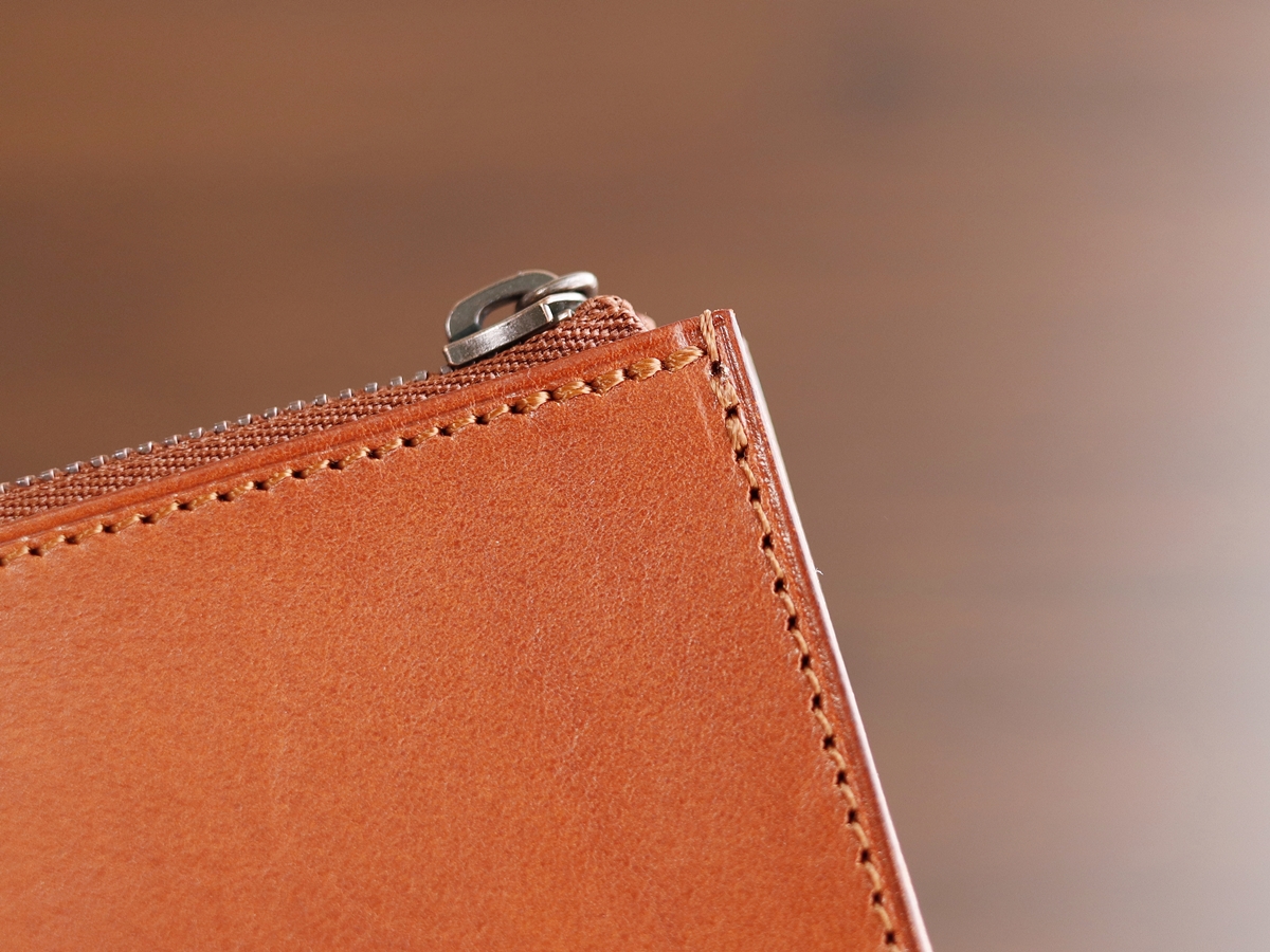 小さな薄い長財布 Hitoe L-zip L -Liscio- SYRINX（シュリンクス）財布レビュー 外装デザイン 牛革 質感 仕立て コバ10