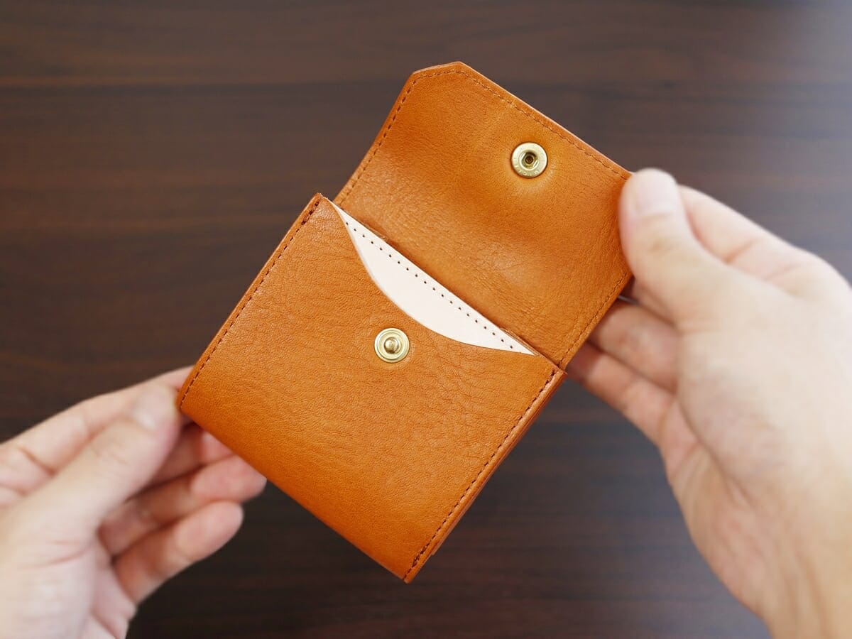 BEERBELLY ビアベリー HATCHBACK ハッチバック 二つ折り財布 コンパクト財布 レビュー 内装デザイン 見開き 収納ポケット 床面 ホック YKKスナップボタン2