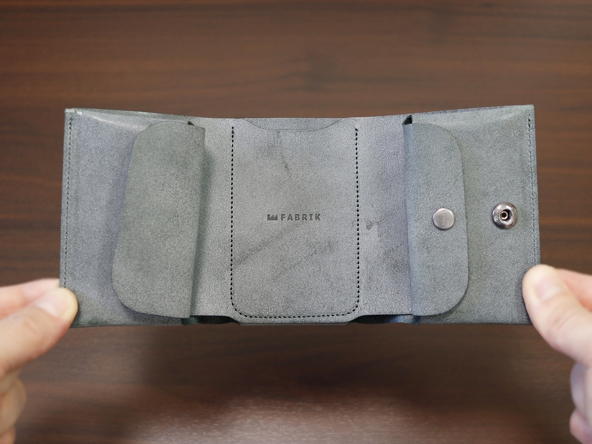 FABRIK（ファブリック）しっかり入ってコンパクトな財布 TRI-FOLD WALLET 三つ折り財布 レビュー 内装デザイン 見開き 収納ポケット ホック1