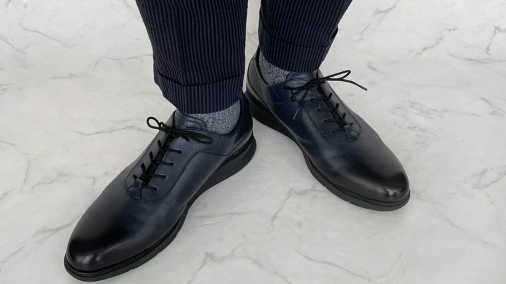 スーツに合うビジネススニーカーおすすめ32選！選び方とコーデの