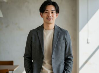 カジュアルなセットアップスーツを着用した男性