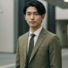 カーキスーツを着用した男性