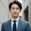 ブルーグレーのスーツを着用した男性