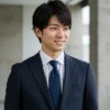 ピンストライプ柄スーツを着用した男性