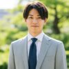 ライトグレーのスーツを着用した男性