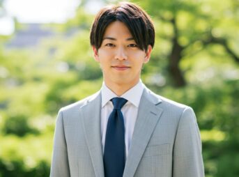 ライトグレーのスーツを着用した男性