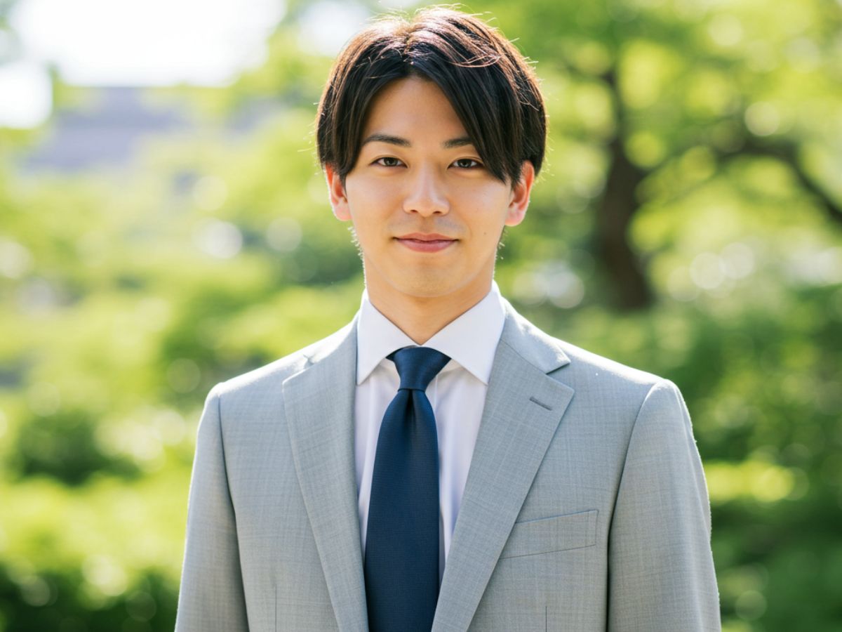 ライトグレーのスーツを着用した男性
