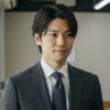 ダークグレースーツを着用した男性