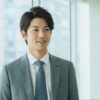 ミディアムグレーのスーツを着用した男性