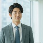 ミディアムグレーのスーツを着用した男性