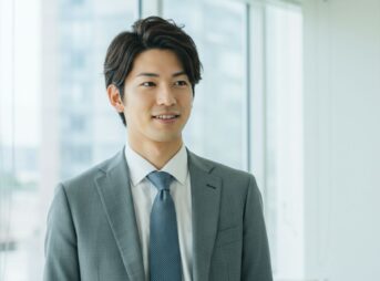 ミディアムグレーのスーツを着用した男性