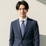 シャドーストライプ柄スーツを着用した男性