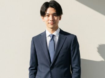シャドーストライプ柄スーツを着用した男性