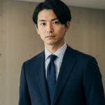 ネイビーのスーツを着用した男性