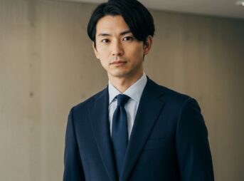 ネイビーのスーツを着用した男性