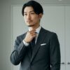 チャコールグレースーツを着用した男性