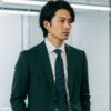 緑・グリーンスーツを着用した男性