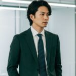 緑・グリーンスーツを着用した男性