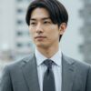 グレーのビジネススーツを着用した男性