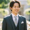 結婚式 ダークグレースーツを着用した男性