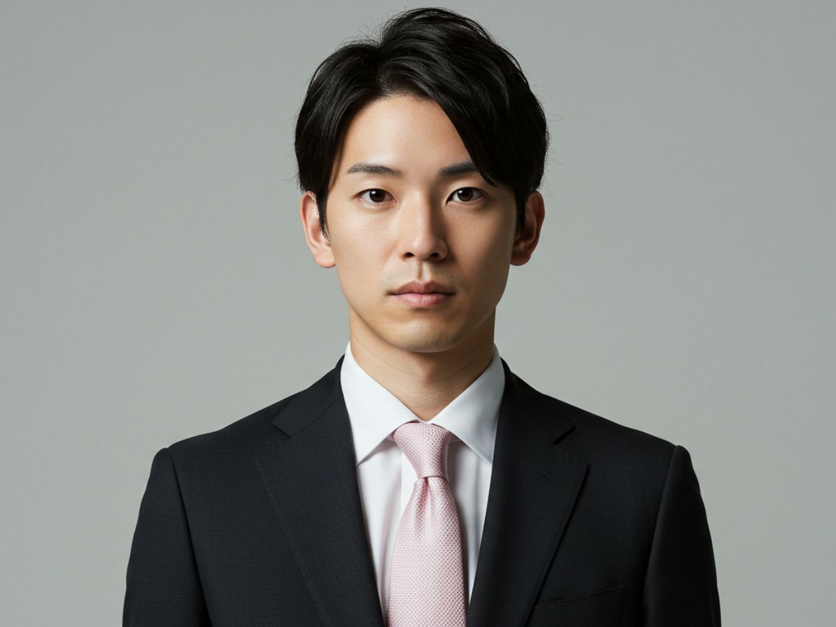 結婚式 黒スーツ 白シャツ 淡いピンクネクタイ 男性